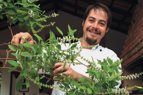 Eduardo Sadelmaier,  frente da marca O Realejo, planta as ervas usadas no preparo de seus produtos: os pats so especiais (Vincius Santa Rosa/ENCDF/D.A Press)
