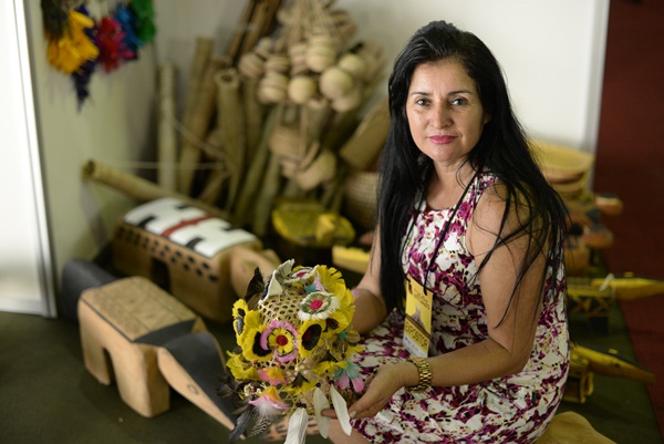 A artesã Neuliane Alves veio da aldeia Umutina, em Mato Grosso, para expor seus trabalhos no evento (Raimundo Sampaio/Encontro/DA Press)