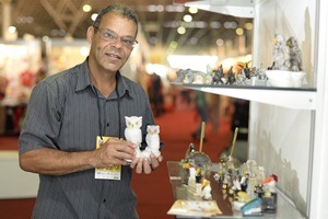 O brasiliense Aroldo de Almeida fabrica peças utilizando pedras, mármore e cristal (Raimundo Sampaio/Encontro/DA Press)