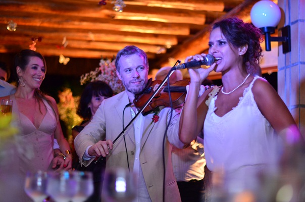 Os noivos-músicos se apresentam para os convidados (Higo Farias/Divulgação)