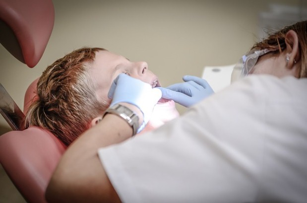 De acordo com a dentista, o momento ideal de se usar aparelho ortodntico  entre os 6 e 7 anos (Pixabay)