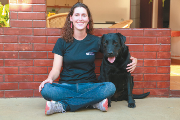 A adestradora Paula Emmert, com a sua labradora Preta: 'Os profissionais abordam o treinamento de cães de forma amigável' (Vinícius Santa Rosa/Encontro/D.A Press)