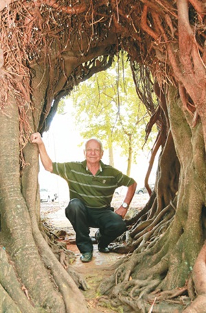 Lourivaldo Marques 
tem adoração pelas 
árvores de Brasília: 
o fícus italiano 
foi plantado 
por ele em 1963 (Vinícius Santa Rosa/Encontro/D.A Press)