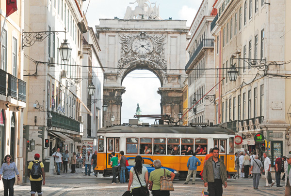 Na visita a Lisboa, os bondes amarelinhos 
atravessam a 
tradicional rua 
Augusta: usar o 
transporte permite 
ver a cidade 
de outro jeito (Luís Tajes/CB/DA Press)