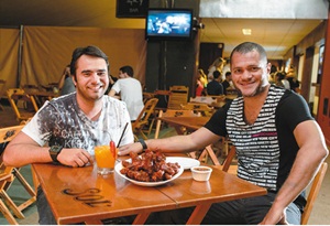 No Spicy Bar, as mesas vão ganhando cara de arquibancada, garantem os sócios Fernando Tenório e Leonardo Coelho (Bruno Pimentel / Encontro / DA Press)