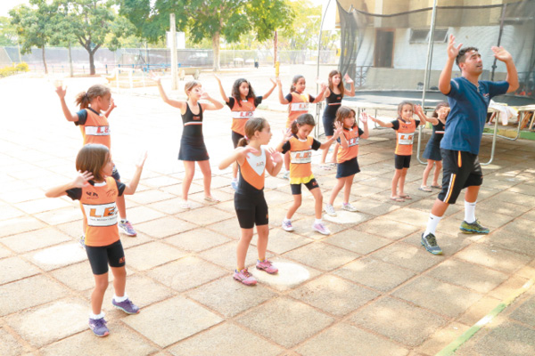 Aula de zumba kids: dança para animar a garotada do LED, programa da Asbac, pioneiro em Brasília (Raimundo Sampaio/Encontro/D.A Press)