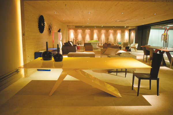 A mesa de jantar Fifties, 
do designer Guilherme Torres, na Movin, pode ser o centro da decoração de um ambiente mais neutro, combinando 
com a cadeira Jenette, 
dos irmãos Campana (Raimundo Sampaio/Encontro/DA Press)