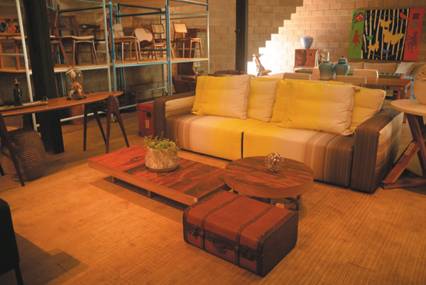 O sofá com estofado 
amarelo é o centro 
da sala de estar do 
ambiente exposto 
na Outsider (Raimundo Sampaio/Encontro/DA Press)