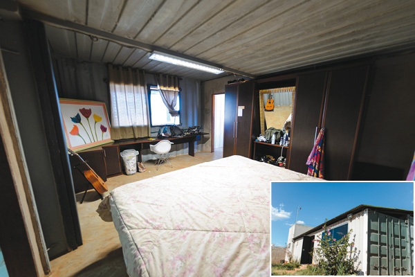 Casa contêiner no Setor Habitacional Tororó: em dois, meses os cômodos foram perfeitamente moldados e a estrutura foi assentada em alicerces de concreto (Bruno Pimentel / Encontro / DA Press)