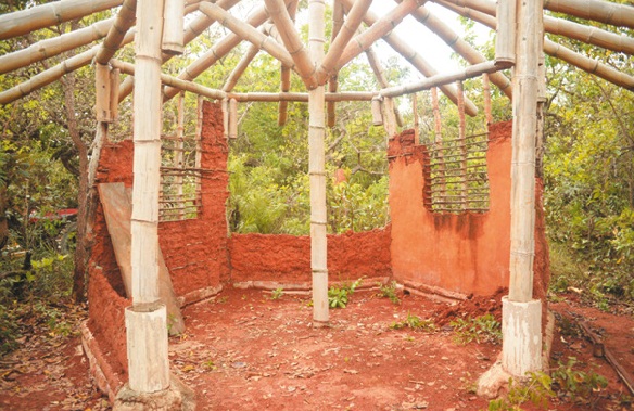 Exemplo de construção sustentável com superadobe, pau a pique, cob e bambu (Raimundo Sampaio / Encontro / DA Press)
