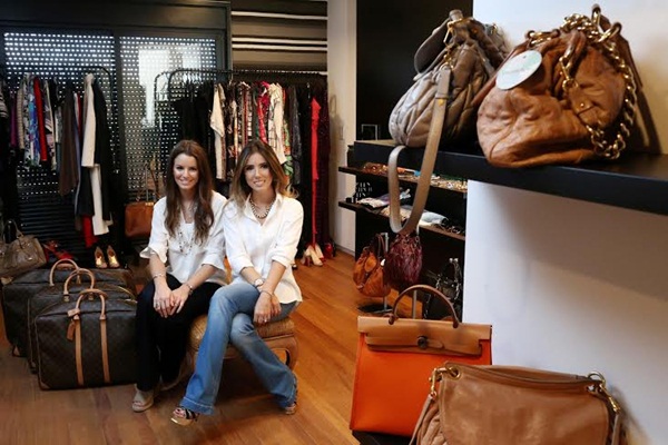 As empresrias Gabriella e Maria Camilla, responsveis pelo bazar (Celso Jnior)