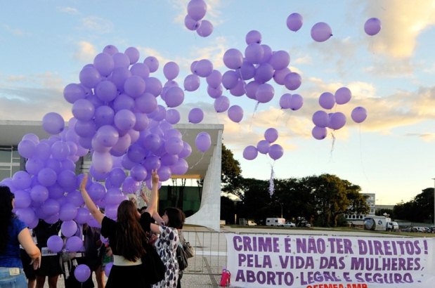 Em 2012, mulheres favorveis  legalizao do aborto comemoraram uma deciso do STF que permitiu a retirada de um feto anencfalo (Jos Cruz/ABr/Divulgao)