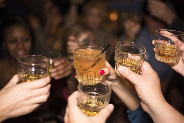 Segundo o IBGE, 47% dos brasileiros comearam a beber lcool antes dos 18 anos. 'Como a bebida  socialmente aceita, se faz todo um rito de iniciao', diz ministro da Sade (Pixabay)