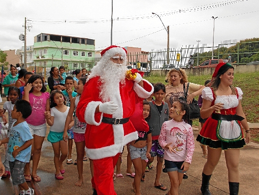 A crianada fez a festa na chegada do Papai Noel ao Centro Olmpico e Paralmpico do Riacho Fundo I (Camila de Magalhes/FAC/D.A Press)