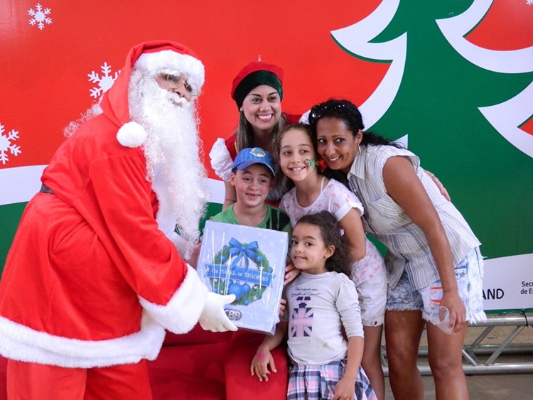 Famlias receberam o carinho do Papai Noel e sua ajudante (Marcos Sousa/FAC/D.A Press)