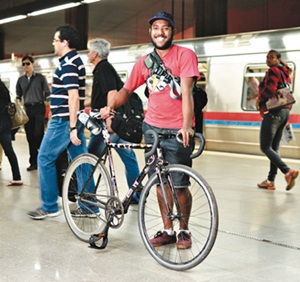 Matheus Silva aderiu à bicicleta como meio de transporte: 'Deixar 
de usar o carro sig-nifica humanizar a relação entre você e a cidade' (Raimundo Sampaio/Encontro/DA Press)