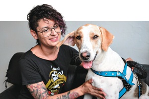 Karla de Carvalho Machado com o cão 'sor-ridente' Francisco: 'Ele mudou minha vida para melhor. É muito amor' (Bruno Pimentel/Encontro/DA Press)