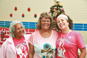 Maria Tereza dos Santos, entre Ilda e Tânia, mãe e filha que fabricam perucas para pa-cientes com câncer: 'Elas são meus anjos' (Vinícius Santa Rosa/Encontro/D.A. Press)