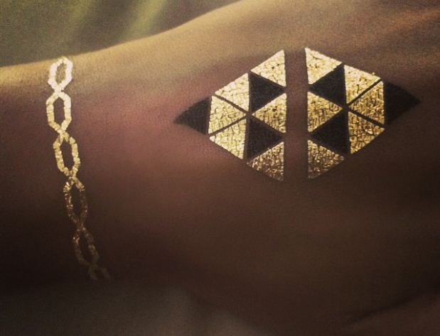 A cantora americana Beyoncé publicou em seu Instagram uma foto de sua flash tattoo (Reprodução)