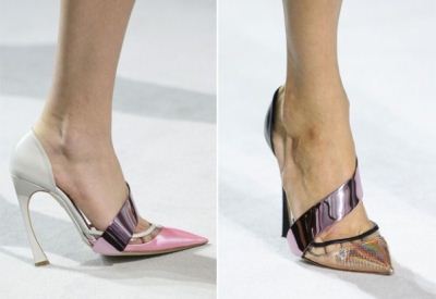 Algumas mulheres preferem se mutilar, apenas para que os pés caibam em modelos de sapatos apertados, como os scarpins (Reprodução)