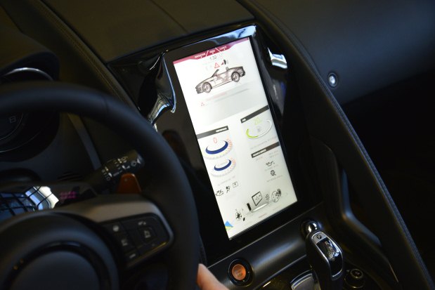 Para que o sistema de monitoramento do motorista funcione, a Jaguar fez uma parceria com a Intel, que criou um potente computador de bordo (Jaguar Land Rover/Divulgação)