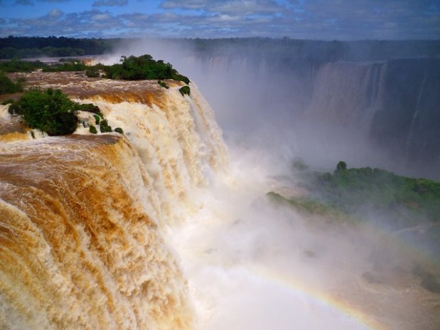 É difícil não se surpreender com a força e a exuberância das cataratas de Foz do Iguaçu, um dos destinos turísticos mais cobiçados pelos brasileiros (Pixabay)