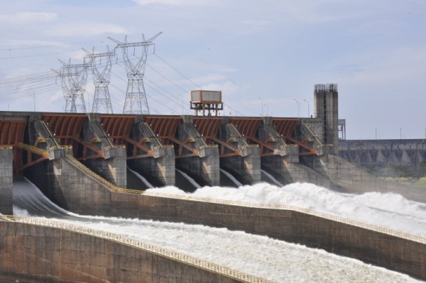 A usina hidrelétrica de Itaipu contribui com quase 17% da energia consumida no Brasil. Em 2014, ela produziu um total de 87,8 milhões de megawatts/hora (Reprodução)