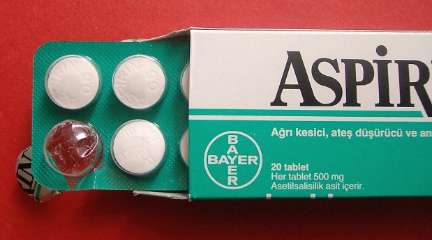 Medicamentos que contêm salicilato de sódio, como a Aspirina, se consumidos em excesso ou sem prescrição médica, podem atacar o sistema auditivo (Reprodução)