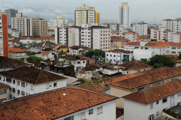O avião que carregava o então candidato Eduardo Campos caiu sobre residências no bairro Boqueirão, em Santos, logo após a arremetida na base aérea da cidade (Agência Brasil/Reprodução)
