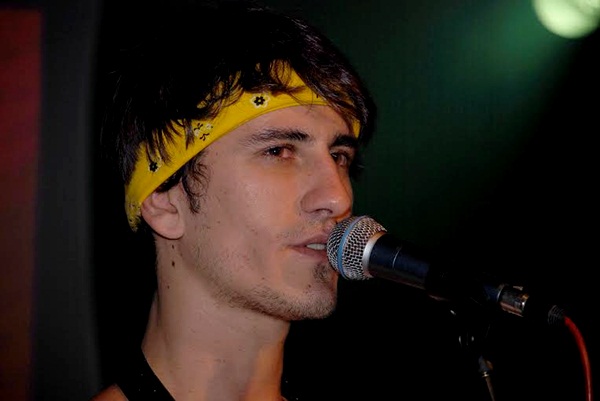 O músico Renato Azambuja, vocalista do Surf Sessions, interpreta Cazuza no projeto Cazuza In Concert (Divulgação)