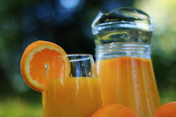 Os sucos de laranja e limão ajudam a hidratar o corpo e a prevenir a formação das pedras nos rins (Pixabay)