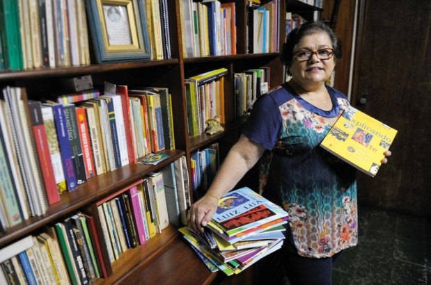 Em sua biblioteca, a escritora Luclia Garcez posa com 17 obras de sua autoria: 'A escola funciona mal como formadora de leitores' (Marcos Santos/USP Imagens/Divulgao)