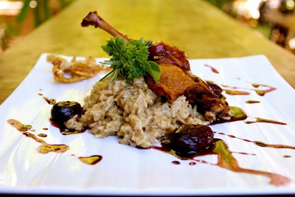 O confit de pato ao molho de uvas acompanhado por arroz ao creme de funghi porcini (Ellen Mohammed)