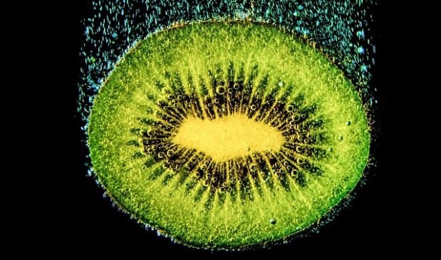 De acordo com a nutricionista, ao apalpar o kiwi, ele no pode estar muito mole, pois significa que est maduro demais, e nem muito duro, por que pode estar verde (Pixabay)