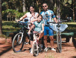Márcio de Matos, com a família no Jardim Botânico: a primeira visita vai render muitas outras (Raimundo Sampaio/Encontro/DA Press)