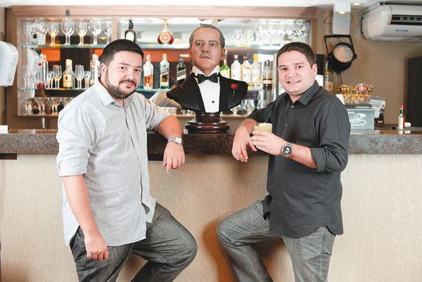 Os irmãos José Augusto Junior e Octávio Basso, empresários, ao lado do busto de Corleone: o Paradiso Cine Bar é uma extensão da paixão pela sétima arte (Raimundo Sampaio / Encontro / DA Press)