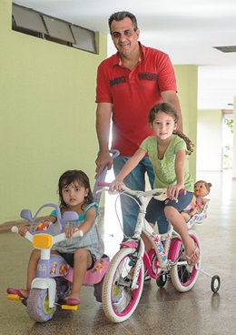 Na quadra onde Luciano Wosiach mora com as filhas, Letícia e Beatriz, crian-ças de até 13 anos podem andar de bicicleta e triciclo (Minervino Júnior/Encontro/DA Press )