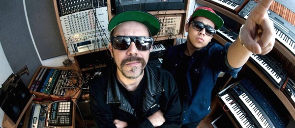Os DJs e produtores brasileiros  Zé Gonzales e André Laudz, do Tropkillaz (Divulgação)
