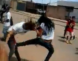 Duas alunas de um Centro de Ensino Funda-mental da Ceilndia brigam em frente  escola (Reproduo/Facebook)
