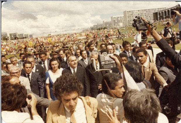 Milhares de pessoas lotaram o gramado da esplanada dos ministrio em Braslia para a posse de Jos Sarney como presidente interino do Brasil (Arquivo Senado/Divulgao)