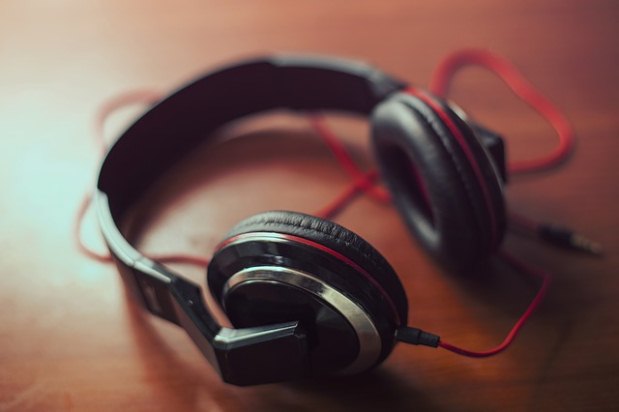 Segundo a especialista, fones de ouvido externos são os mais recomendados, já que quanto mais afastado do ouvido está a fonte do som, melhor para se prevenir a perda auditiva (Pixabay)