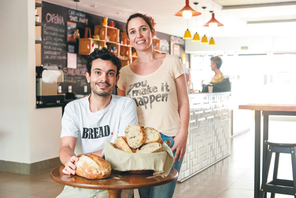 Fabrício Campos e Mariela Sztrum, da Dylan Café & Bakery, dizem seguir o jeito 
mais rudimentar de fazer pão: farinha e água fermentadas durante vários dias (Raimundo Sampaio / Encontro / DA Press)