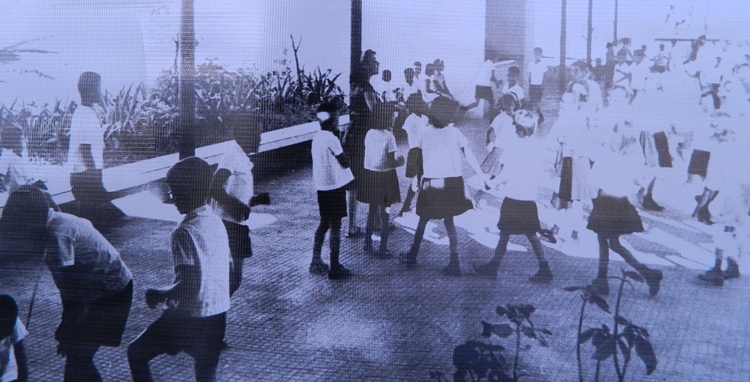 Alunos em escola nos primeiros anos de Braslia (Reproduo Arquivo Memorial Braslia )