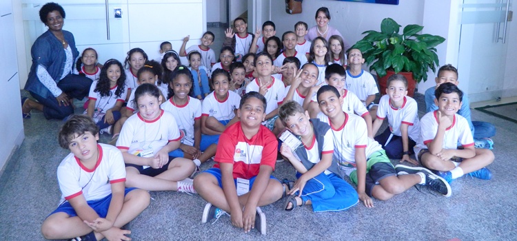 Para a professora Christiana Soares, o passeio enriquece o trabalho com jornais feito em sala de aula (Foto: Camila de Magalhes/FAC/D.A Press)