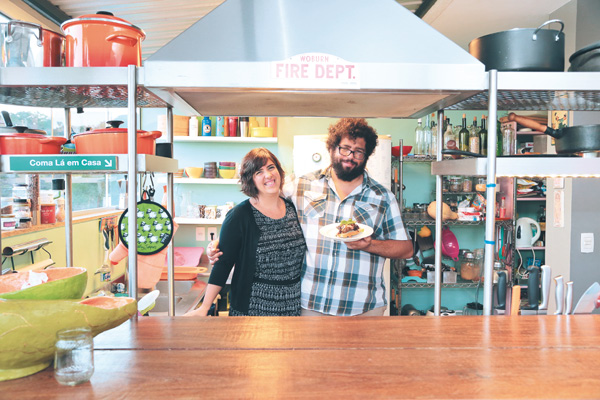 Esdras Nogueira e sua mulher, Mariana, são os idealizadores do
Como Lá em Casa: a ideia é proporcionar encontro de pessoas diferentes
com boa culinária (Vinícius Santa Rosa)