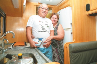Vislumbrando a aposentadoria, o médico Masahiko Yoshimo   e a mulher, Luzia, compraram um motor home:   'Não ficaria trancado em casa'
 (Vinícius Santa Rosa/Encontro/D.A. Press)