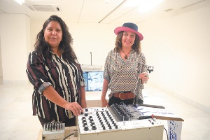 Professoras Marcia Kotnick e Vanusa Freitas  (à direita), em visitação no Espaço Cultural Marcantonio Vilaça:museus também são espaço de educação (Raimundo Sampaio/Encontro/DA Press)