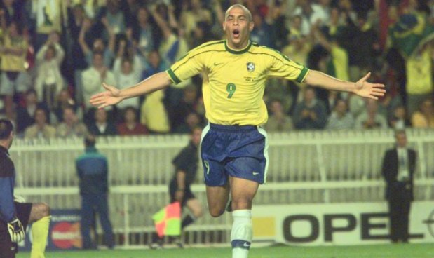 Na Copa de 1998, outra teoria da conspiração diz que o craque Ronaldo Fenômeno não teria tido uma convulsão na véspera do jogo da final contra a França (Jorge Gontijo/EM/D.A Press)