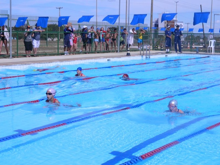 Atletas de 9 a 17 anos competiram em provas de nado livre, peito, costas, borboleta e crawl (Foto: Camila de Magalhes/FAC/D.A Press)