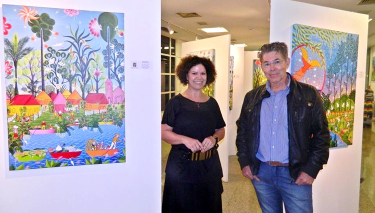 O artista Mario de Araujo ao lado da curadora da exposio, Cida Carvalho (Camila de Magalhes/FAC/D.A Press)